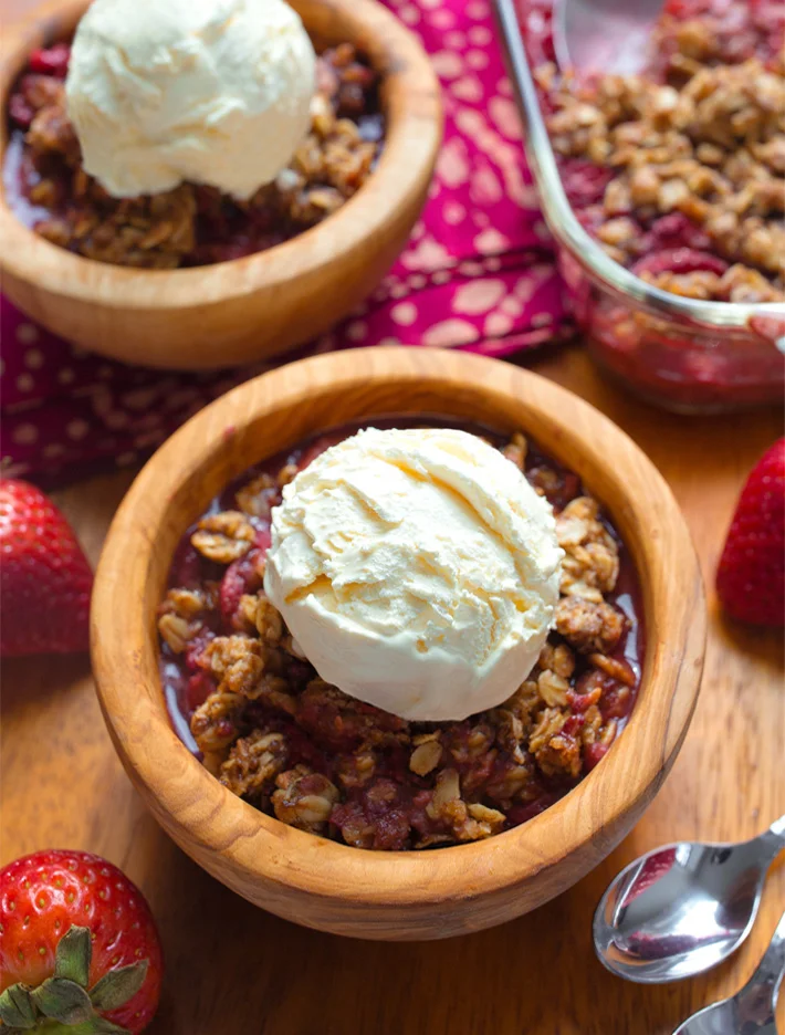 Delightful Strawberry Crisp: A Simple Recipe for Summer Gatherings